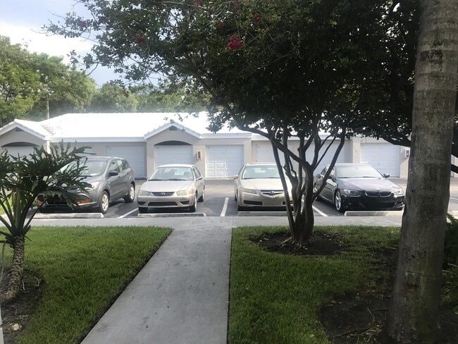 Building Photo - 2861 N Oakland Forest Dr