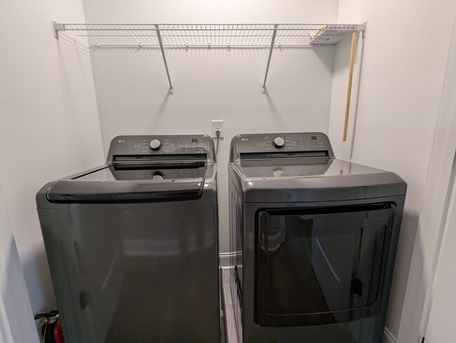 Building Photo - 568 Lowndes Hill Rd