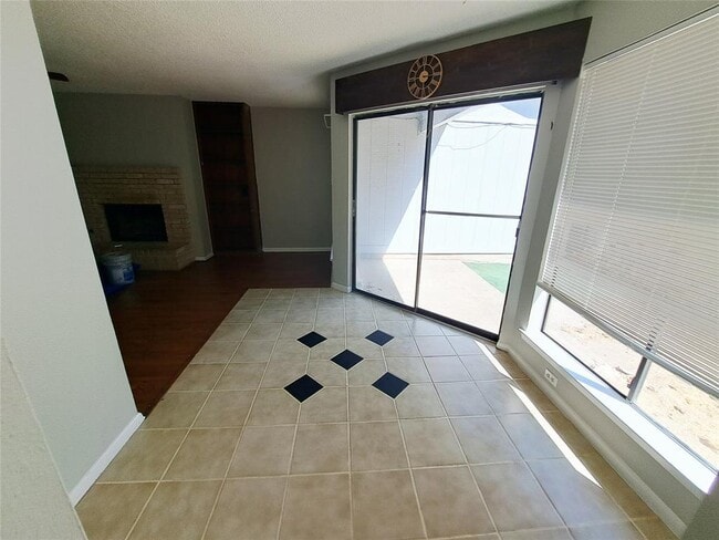Building Photo - 9009 Sanger Dr