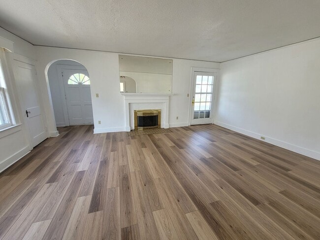 Building Photo - 2 BR across from Johnson Street School