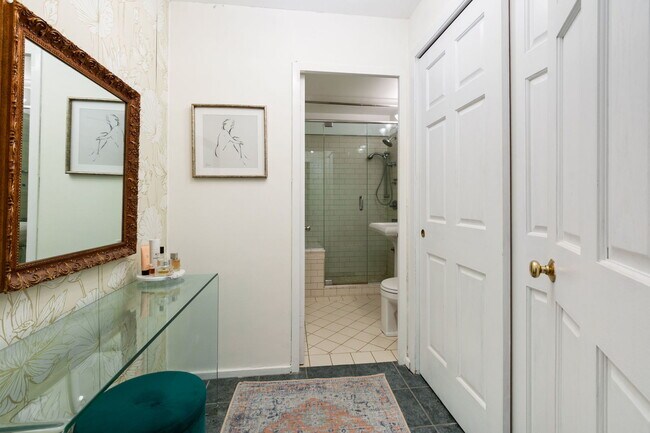 Building Photo - 2909 N Sheridan Rd