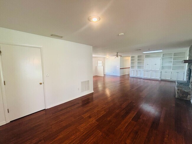 Building Photo - Forest of Golden Hills 3/2/2 ***Hidden Gem***