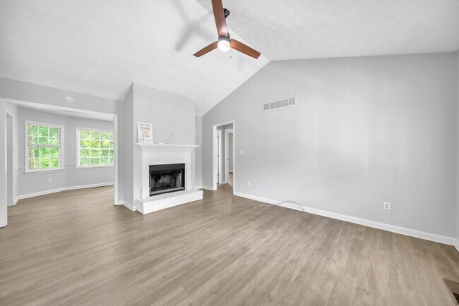 Building Photo - 608 Wood Ridge Dr