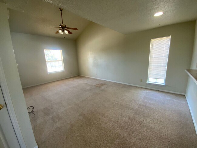 Building Photo - 3 Bedroom 2 Bathroom Duplex