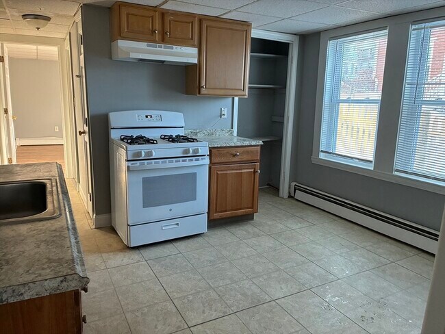 Building Photo - 129 S Elm St