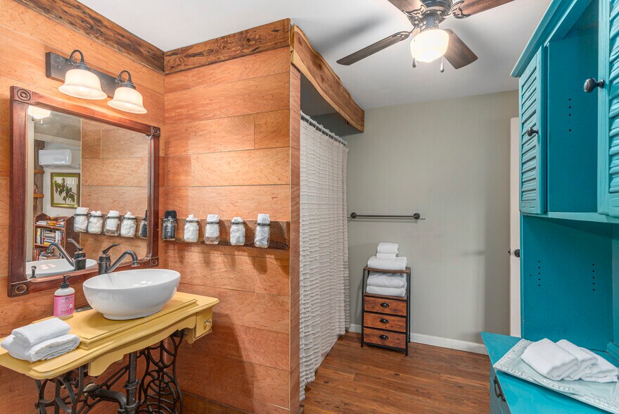Large bathroom with tub/showe - 159 Jb Ivey Ln
