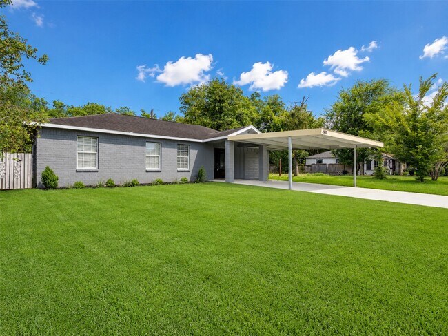 Building Photo - 4930 Holloway Dr
