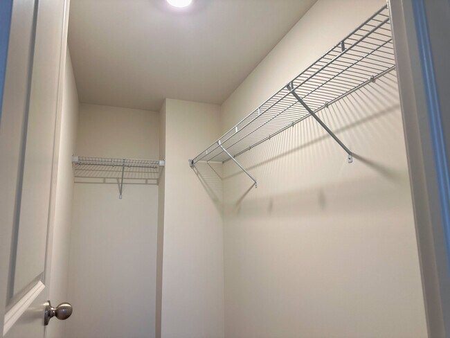 Building Photo - 1318 Lakepointe Dr
