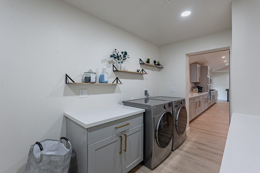 Laundry / Mud Room - 126 E Palmcroft Dr