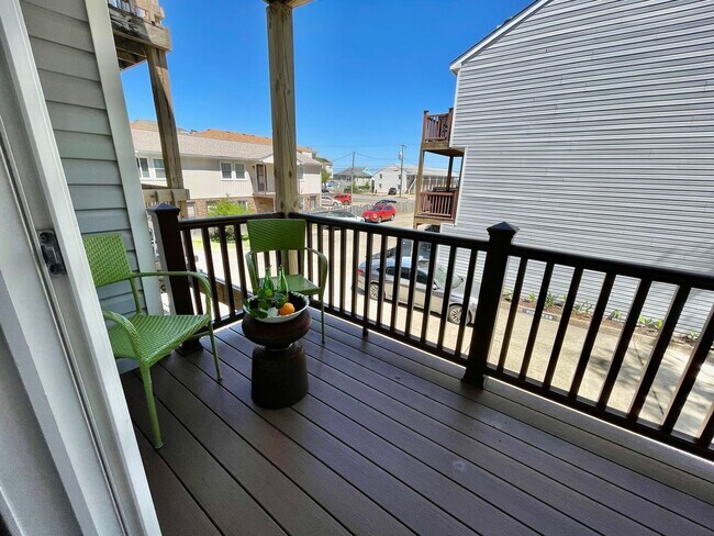 Building Photo - Freshly painted & Available NOW! Tri-Level...