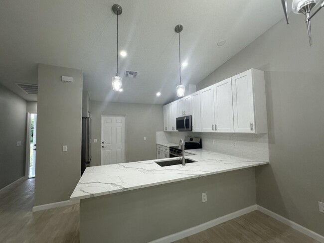 Building Photo - "Spacious 3-Bedroom Duplex Oasis with 2 Fu...