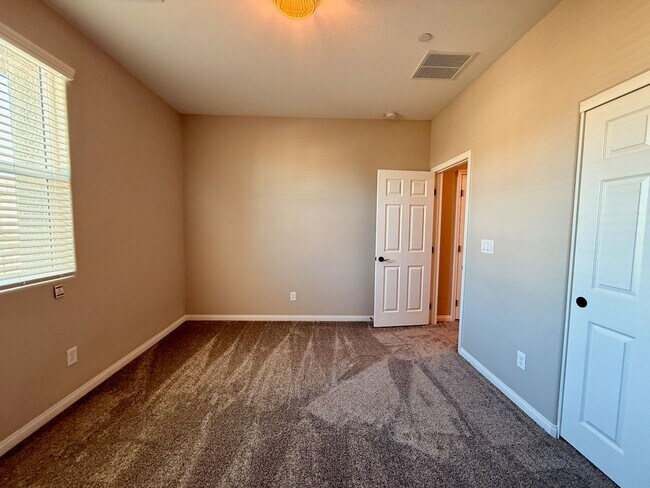 Building Photo - 3 BED 2.5 BATH 2 CAR GARAGE MODERN TOWNHOM...