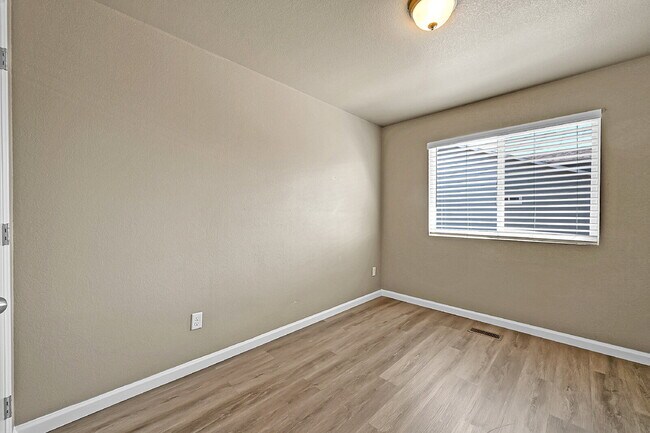 Building Photo - $1,995-3 Bed 3.5 Bath townhome in CO Sprin...