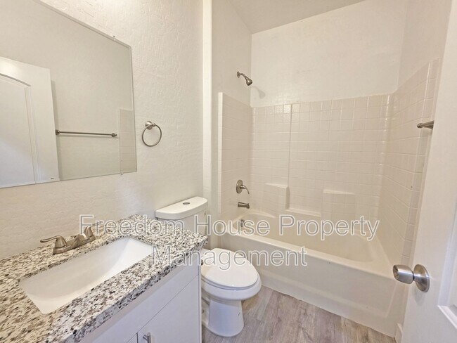 Building Photo - 1121 Sixshooter Ave