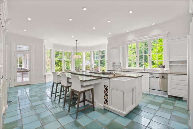 Building Photo - 7 Mayflower Ln