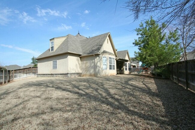 Building Photo - Lovely Stone/Stucco Home Nestled In Cul-De...