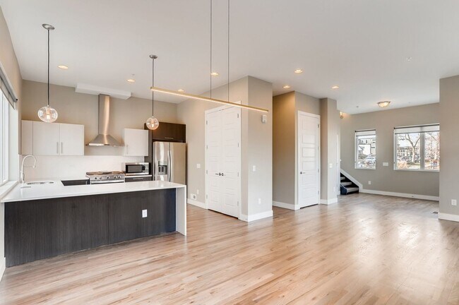 Building Photo - Sunnyside 3 Bedroom Townhomes for Rent