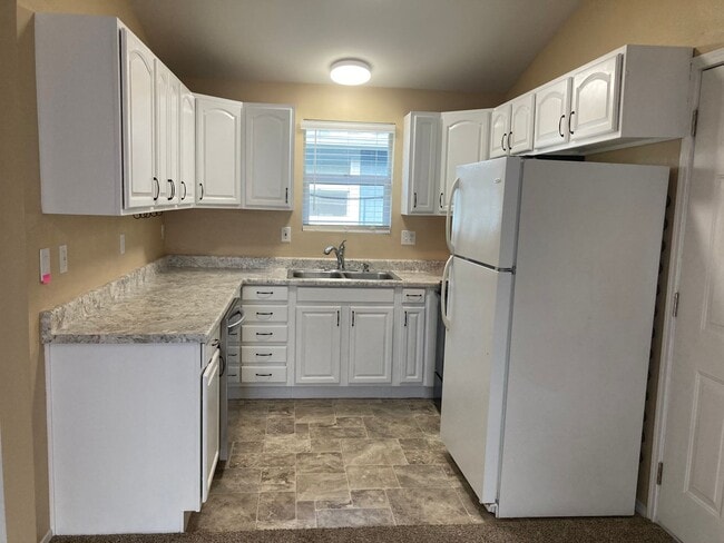 Building Photo - (HAI) Cozy 2-Bedroom, 1-Bathroom Home!