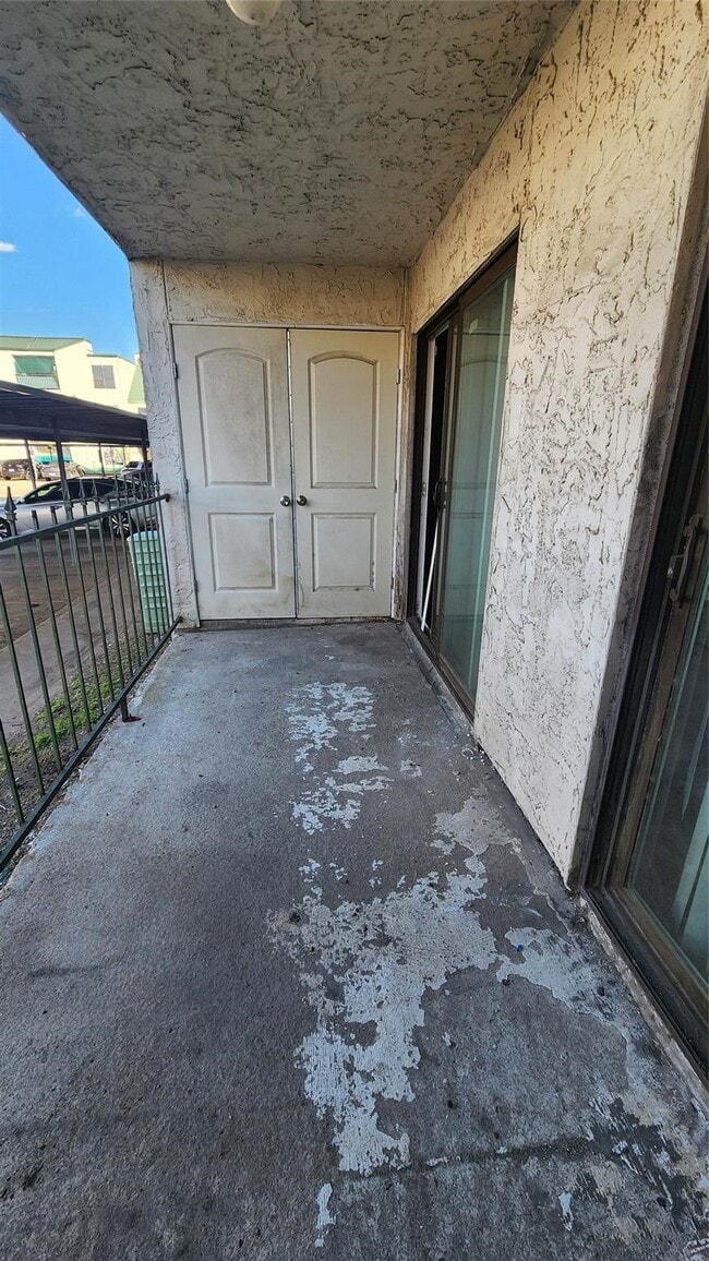 Building Photo - 2818 S Bartell Dr