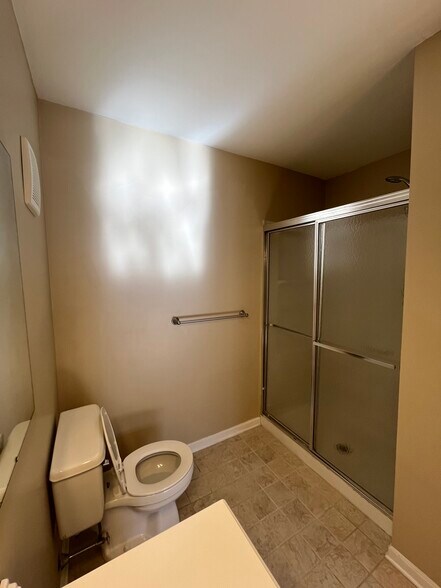 Building Photo - 216 Hickory Ct