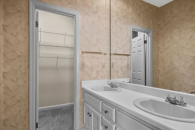 Building Photo - 2 Bed 2 Bath