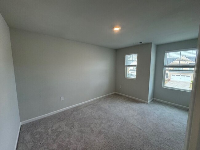 Building Photo - End-Unit Gem Near White Oak Crossing – Style, Space & Convenience!