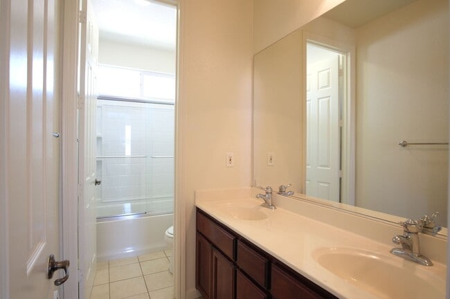 Building Photo - Gorgeous home in Ceres, Available NOW!!!