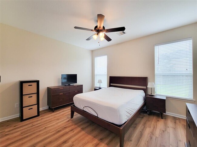 Building Photo - 1610 Pointe Leone