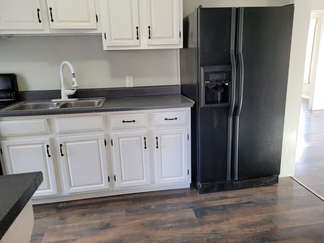 Building Photo - 4 bedroom/2 bath home