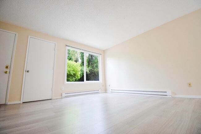 Building Photo - Newly Updated 2 BR Townhouse Apartment in ...