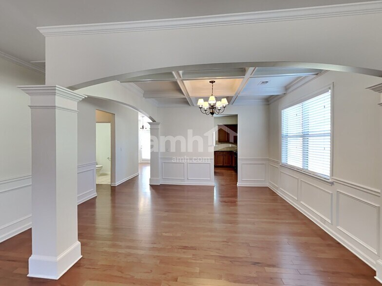 Building Photo - 687 Ivy Chase Loop