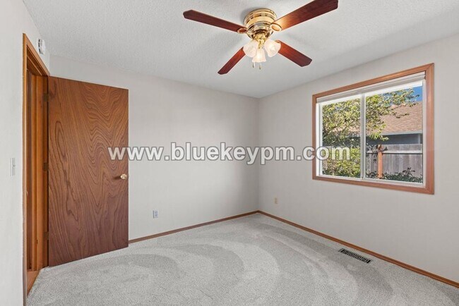 Building Photo - 3 Bed, 2 Bath Home in Wilsonville on a Cul...