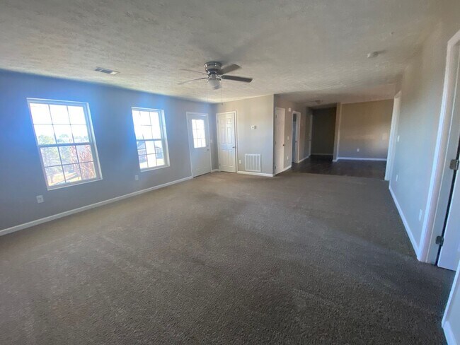 Building Photo - Spacious home in White Pine