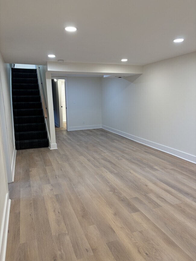 Building Photo - 312 N 80th Ter