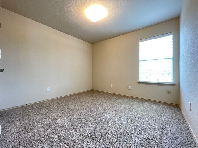 Building Photo - 4 Bedroom 2 Bath