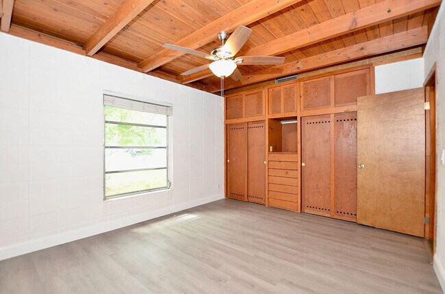 Building Photo - 505 Coconut Ave E