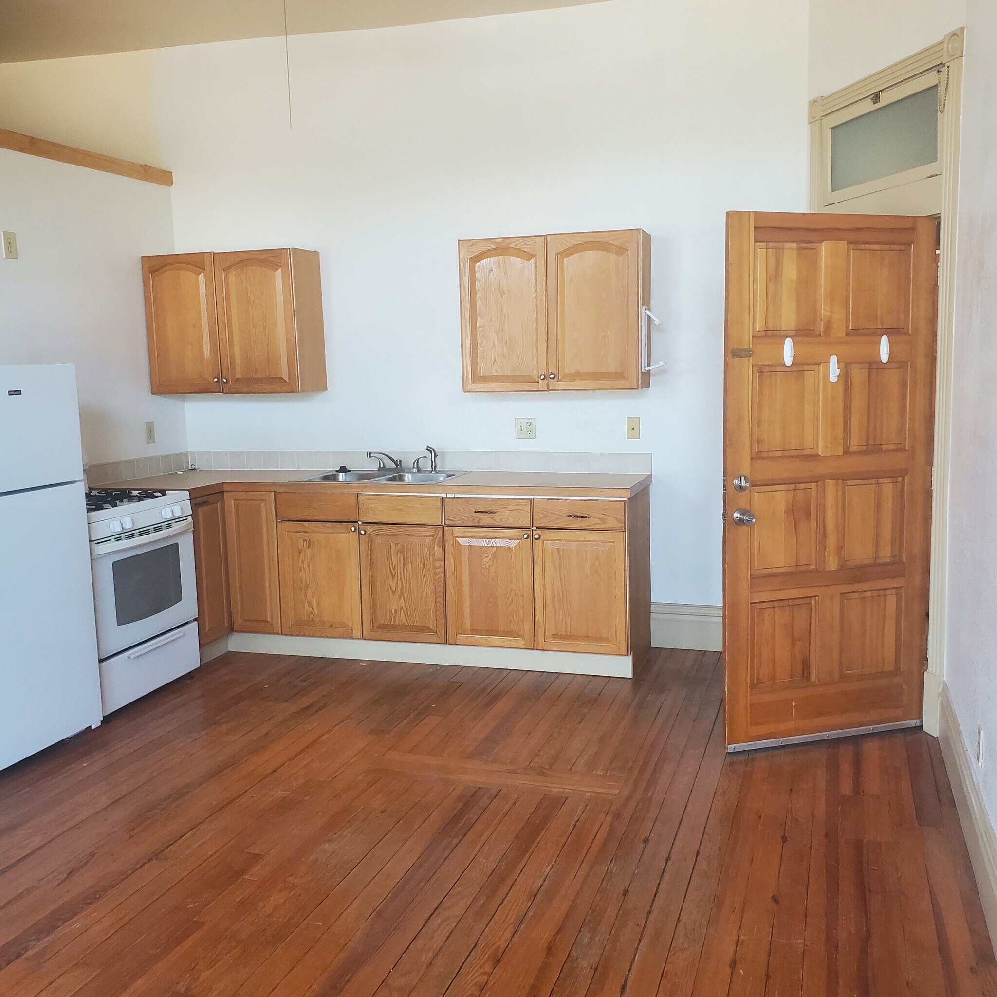 Kitchen - 216 1st St