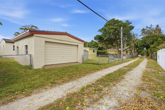 Building Photo - 461 Plover Ave
