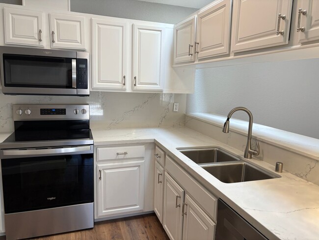 Building Photo - Brentwood Townhouse in Gated Community!