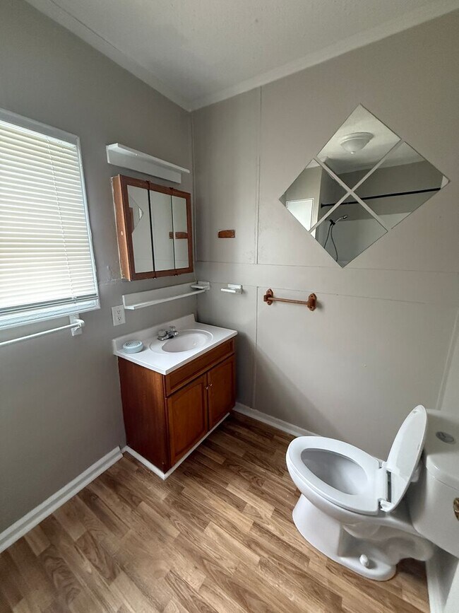 Building Photo - 2 Bed 1 Bath - Off Street Parking/Washer Dryer Hook Up!