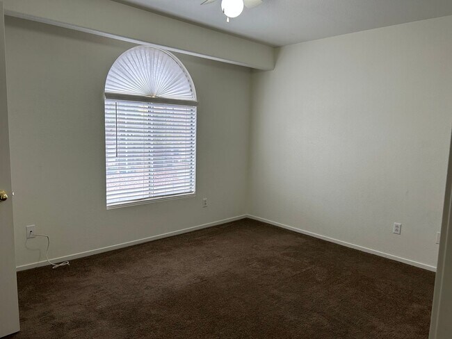 Building Photo - 2 story townhouse