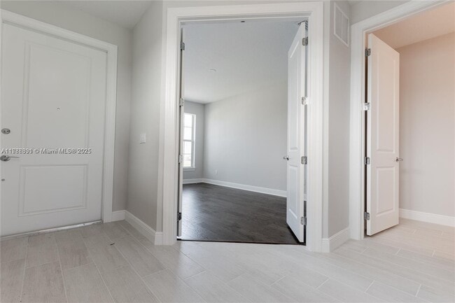 Building Photo - 3701 Greenway Dr