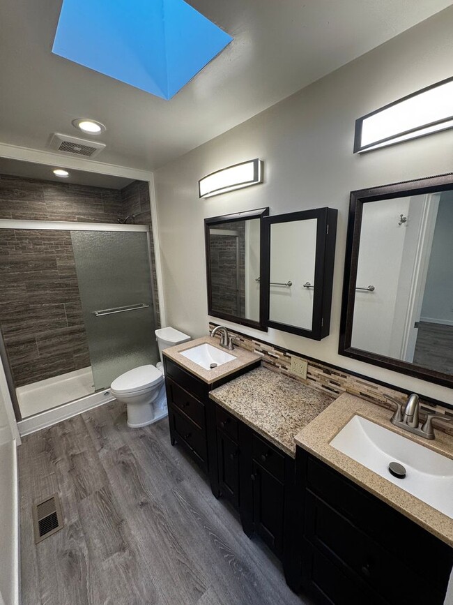 Building Photo - Gorgeous Updated 3-Bedroom Townhome in Pri...