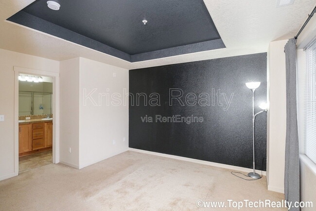 Building Photo - 477 NE Edgeway Drive