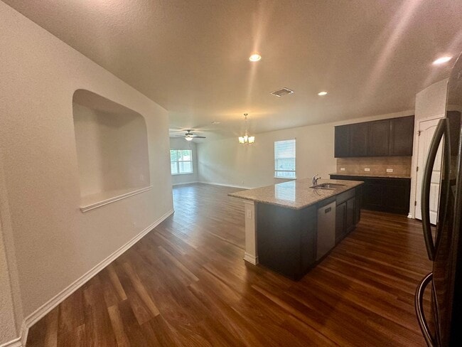 Building Photo - Fantastic Amenities ~ 4/2 Single Story w/ Refrigerator/Washer/Dryer Included ~