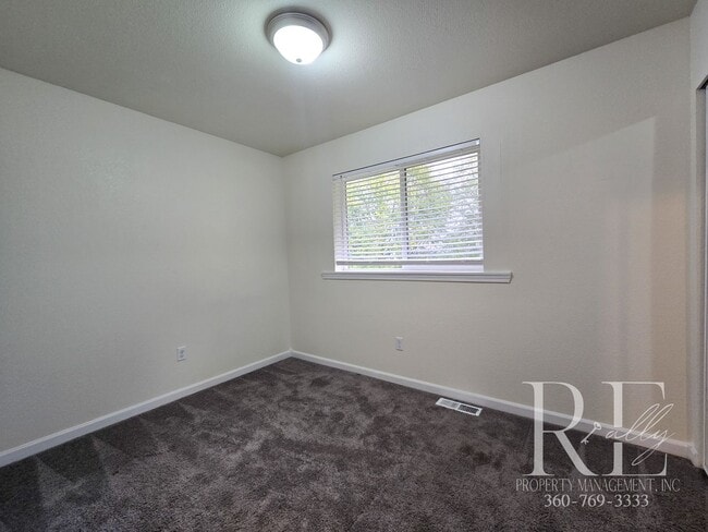 Building Photo - Military Discount: Spacious Bremerton Townhome with Garage & Fenced Yard