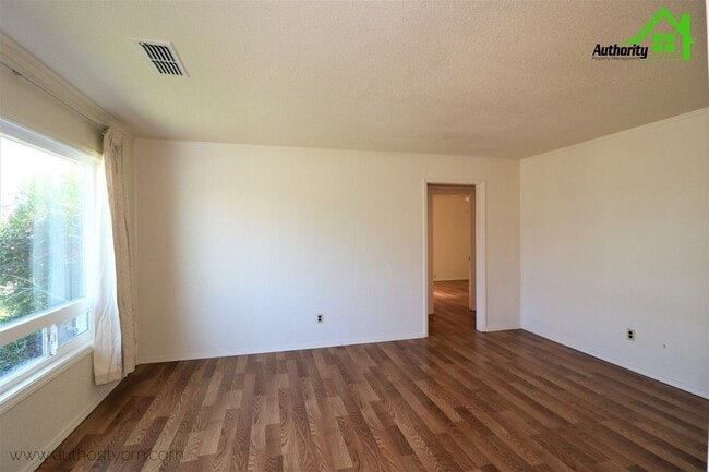 Building Photo - 1924 Sequoia St