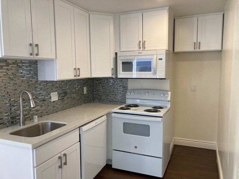 Full kitchen - 4848 Tilden Dr