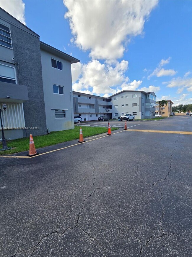 Building Photo - 120 Royal Palm Rd