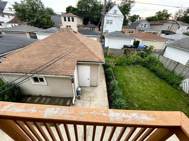 Building Photo - 4044 N Kilbourn Ave